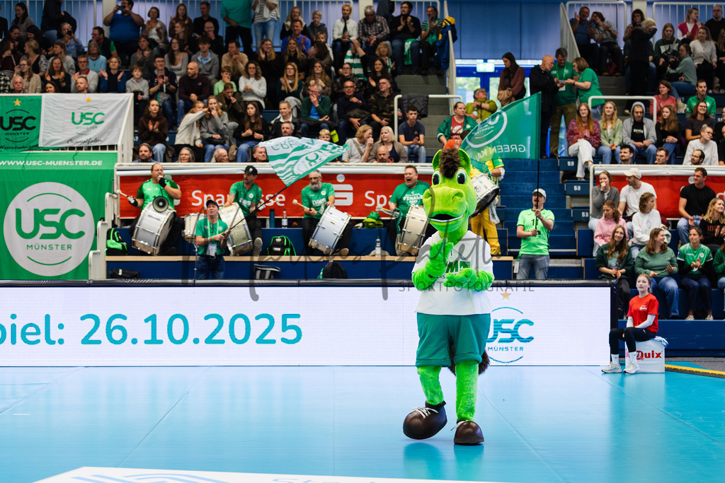 Volleyball, 1. Bundesliga Frauen, Hauptrunde, 1. Spieltag, Saison 2025/2026: USC Münster - SSC Palmberg Schwerin | 1. Bundesliga Frauen, Hauptrunde, 1. Spieltag, Saison 2025/2026, USC Münster empfängt SSC Palmberg Schwerin in der Sporthalle Berg Fidel in Münster. Foto: sportfotografie.ms | Markus Paletta - Realisiert mit Pictrs.com