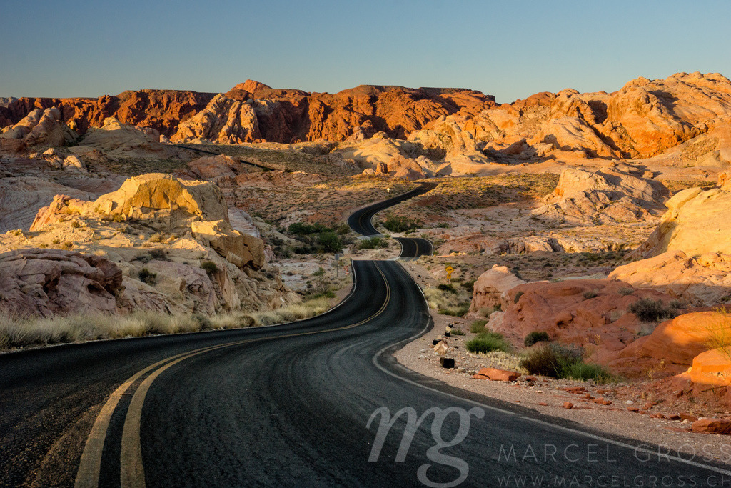 rolling road | strange looking road in Valley of Fire at Sunrise - Realisiert mit Pictrs.com
