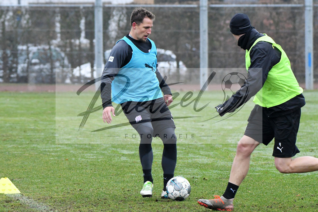 20200125_TRAOSN_0086 | Fußball, Herren: Ulrich Taffertshofer (VfL Osnabrück) in Aktion, am Ball, Einzelaktion beim Training des VfL Osnabrück am 25.01.2020 im Sportpark Illoshöhe in Osnabrück, Deutschland.(Foto von Nico Paetzel) - Realisiert mit Pictrs.com
