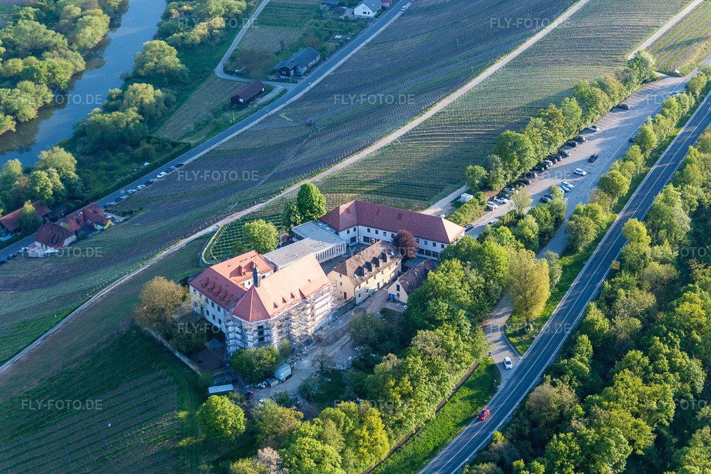 Luftbild: Weinbergs- Landschaft Mainhang an der Vogelsburg und Kirche Mariä Schutz Marker im Ortsteil Escherndorf in Volkach im Bundesland Bayern in Deutschland. – Foto: IMG_088011.jpg vom 06.05.2016 durch Werner Riehm/FLY-FOTO.de – Auflösung des Originals: 5130 x 3420 px