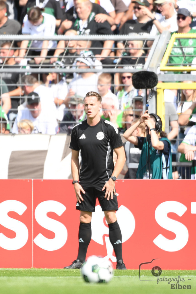 SV Atlas-Delmenhorst-Borussia Mönchengladbach | DFB-Pokal 1. Runde;SV Atlas Delmenhorst (gelb)-Borussia Mönchengladbach (schwarz) am 17.08.2025 in Oldenburg (Marschweg-Stadion), Photo: Philip Eiben 2025 - Realisiert mit Pictrs.com