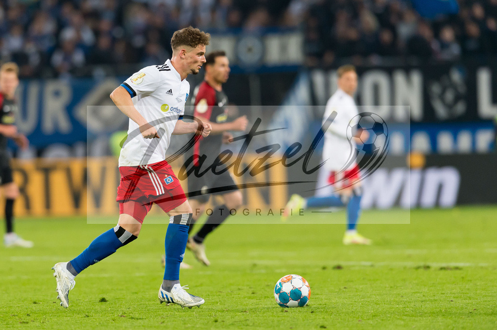 HSVSCF20220419_205 | Fussball, Herren: Moritz Heyer (Hamburger SV) in Aktion, am Ball, Einzelaktion beim DFB-Pokal-Halbfinalspiel zwischen Hamburger SV und SC Freiburg im Volksparkstadion am 19.04.2022 in Hamburg, Deutschland.DFB / DFL REGULATIONS PROHIBIT ANY USE OF PHOTOGRAPHS AS IMAGE SEQUENCES AND/OR QUASI-VIDEO. - Realisiert mit Pictrs.com