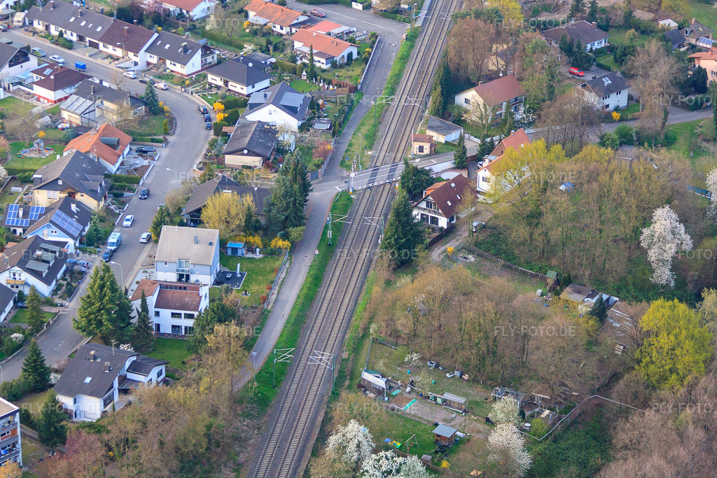 Luftbild: Bahnübergang Ziegelbergstr in Jockgrim im Bundesland Rheinland-Pfalz in Deutschland. Foto: IMG_63429.jpg vom 28.03.2014 durch Werner Riehm/FLY-FOTO.de
