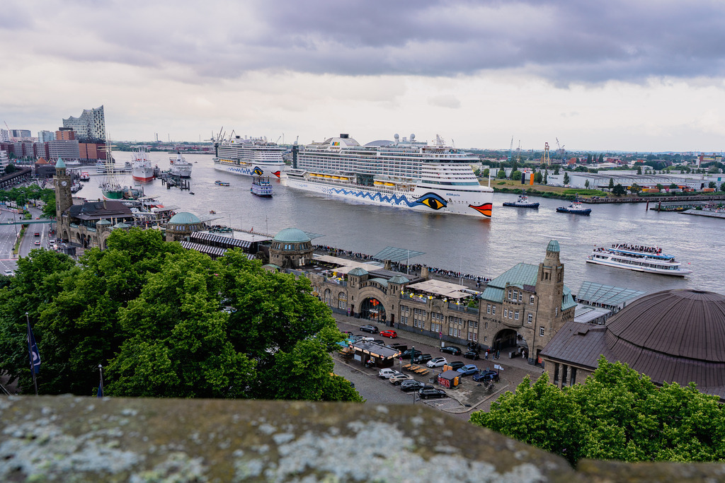 AIDA 30 Jahre - Panorama | AIDAperla und AIDAprima an den Landungsbrücken bei der großen Geburtstagsfeier. - Realisiert mit Pictrs.com