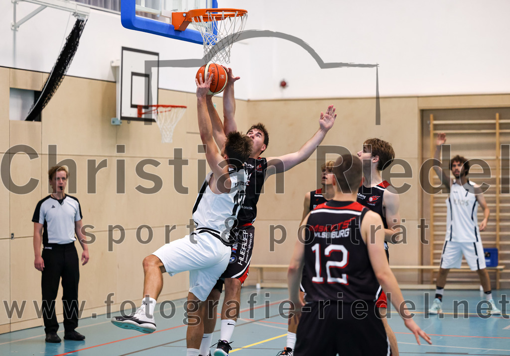 2022-10-16_038_TSV_Vaterstetten_gegen_Baskets_Vilsbiburg_2 | Vaterstetten, Deutschland, 16.10.2022:
Basketball, Bayernliga Herren Südost 2022 / 2023, 1. Spieltag, TSV Vaterstetten gegen Baskets Vilsbiburg 2, Endergebnis: 83:64

Konstantin Huber (TSV Vaterstetten, #13), M. Engel (Baskets Vilsbiburg, #14)

Foto: Christian Riedel / fotografie-riedel.net
