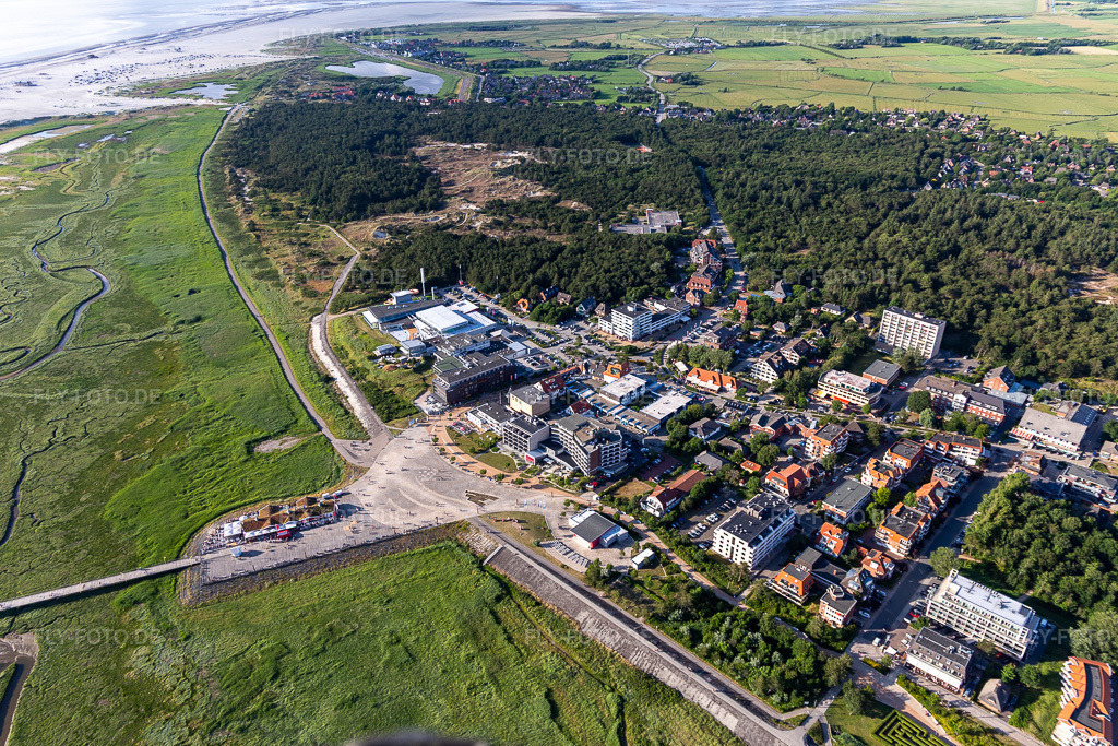 Luftbild: Erlebnisbad mit Wasserrutsche, Schwimmhalle und Freibad im Ortsteil Sankt Peter-Bad im Ortsteil Bad Sankt Peter in Sankt Peter-Ording im Bundesland Schleswig-Holstein in Deutschland. Foto: IMG_0007212.jpg vom 10.07.2021 durch Werner Riehm/FLY-FOTO.de