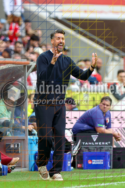 1. FC Köln vs FC Augsburg - 1. Bundesliga  | Köln, Deutschland, 18.10.25:   Trainer Sandro Wagner gestikuliert, Gestik waehrend des Spiels der 1. Bundesliga zwischen  1. FC Köln vs FC Augsburg im RheinEnergieStadion(Foto von Brauer-Fotoagentur / Adrian Schlueter)