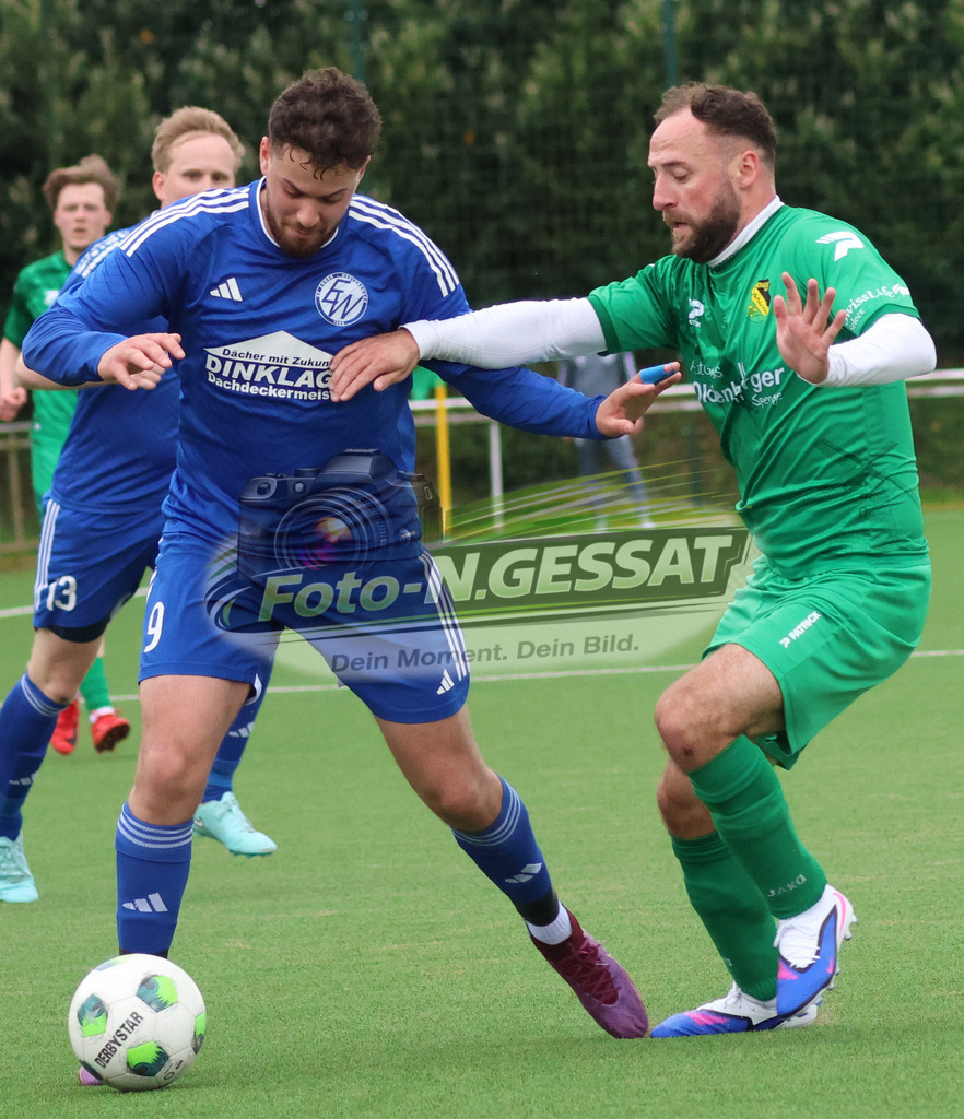 SC Enger - SV Enger-Westerenger | Auf dem Bild zu sehen: grün SC Enger: Alexander Tiefenbach ; blau SV Enger-Westerenger: Taha Baroude SC Enger, SV Enger-Westerenger, Saison 25/26, Kreisliga A, Enger, Deutschland - Realisiert mit Pictrs.com