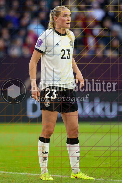 Deutschland vs Frankreich - Halbfinale - UEFA Women's Nations League | Düsseldorf, Deutschland, 24.10.25:   Camilla Küver ( Deutschland ) schaut waehrend des Halbfinals der UEFA Women's Nations League zwischen Deutschland vs Frankreich in der Merkur-Spiel-Arena(Foto von Brauer-Fotoagentur / Adrian Schlueter)