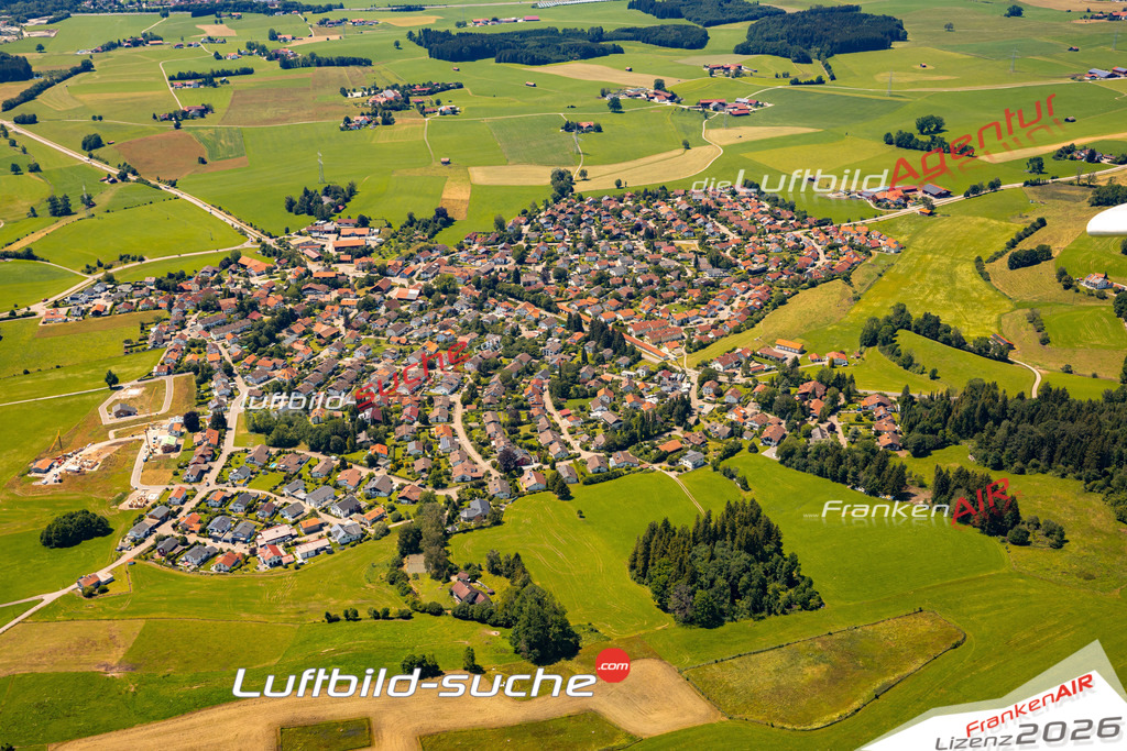 Das Luftbild zeigt : Börwang Haldenwang - Die Luftaufnahme wurde 2024 vom UL-Flugzeug aus erstellt ( keine Drohne ) - Hochauflösende Luftaufnahme - Für grossformatige Ausdrucke geeignet. Die Geschenkidee !Mit Lizenz und Bildrechte bestellbar