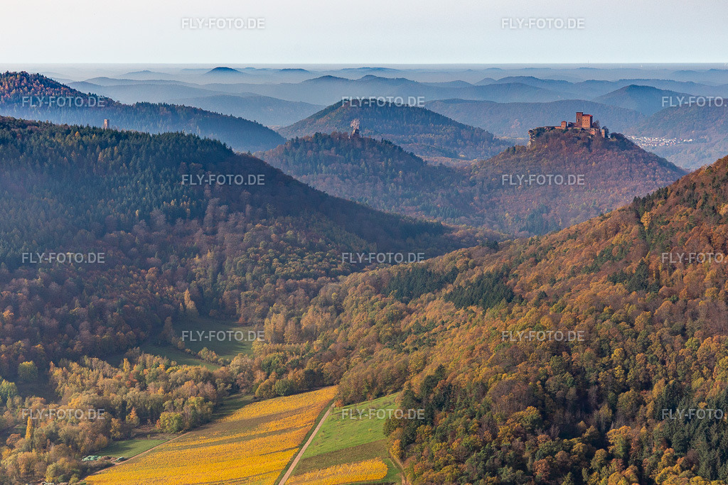 Herbstluftbild der Burgen Trifels, Scharfeneck und Anebos über dem Pfälzerwald vom Birnbachtal aus gesehen | Luftbild: Herbstluftbild der Burgen Trifels, Scharfeneck und Anebos über dem Pfälzerwald vom Birnbachtal aus gesehen in Annweiler am Trifels im Bundesland Rheinland-Pfalz in Deutschland. Foto: IMG_123734.jpg vom 07.11.2020 durch ©2025 Werner Riehm fly-foto.de/copyright - Realisiert mit Pictrs.com