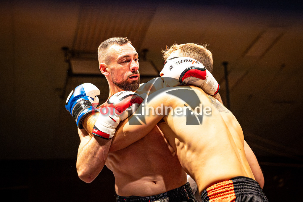 Gauthie Konrad (Ho-Jen Lindau) blau gegen Marcell Bentele (Scs Mun) rot | MFA Fight Night Herrn K1 -75kg Kampf 6, Gauthie Konrad (Ho-Jen Lindau) blau gegen Marcell Bentele (Scs Mun) rot, 20251108,,2025-11-08 in Penzberg (Wellenberghalle Penzberg), Copyright: WolfgangxLindner www.foto-lindner.de
