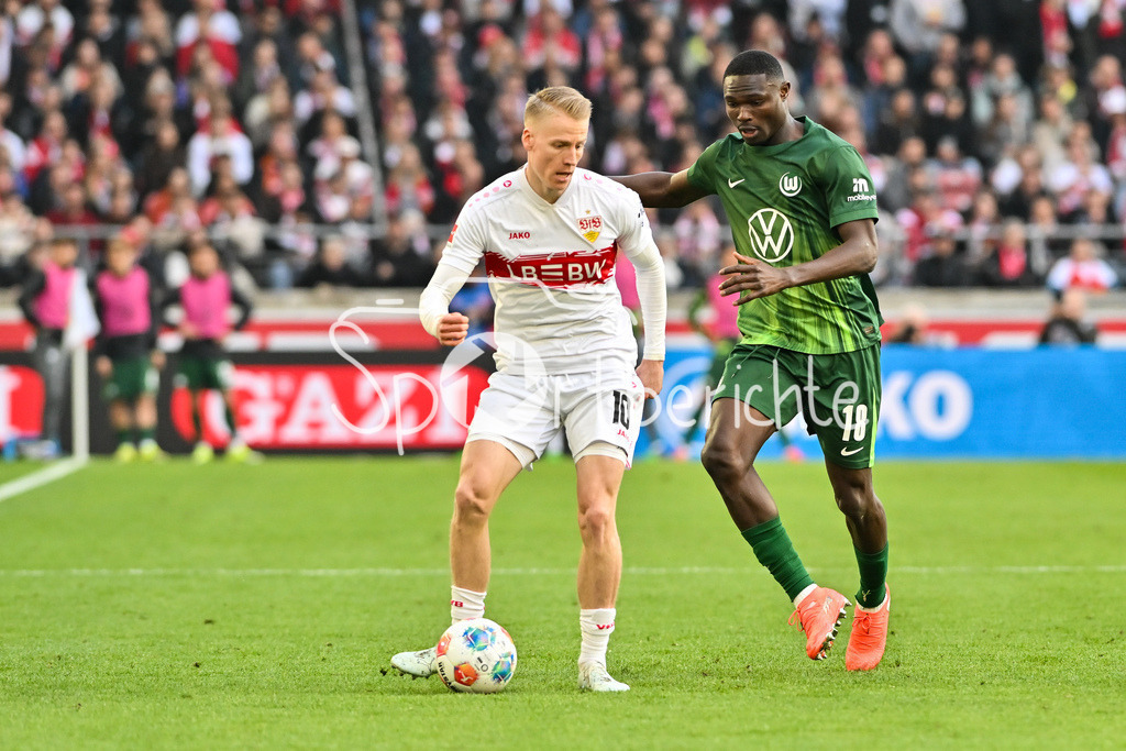 VfB Stuttgart - VfL Wolfsburg | STUTTGART, DEUTSCHLAND - 01. MÄRZ: im Duell Chris FÜHRICH (VfB Stuttgart 10) und Jonas AdJei ADJETEY (VfL Wolfsburg 18) während dem Bundesligamatch zwischen dem VfB Stuttgart und dem VfL Wolfsburg am 24. Spieltag in der MHP-Arena / DFL REGULATIONS PROHIBIT ANY USE OF PHOTOGRAPHS AS IMAGE SEQUENCES AND/OR QUASI-VIDEO