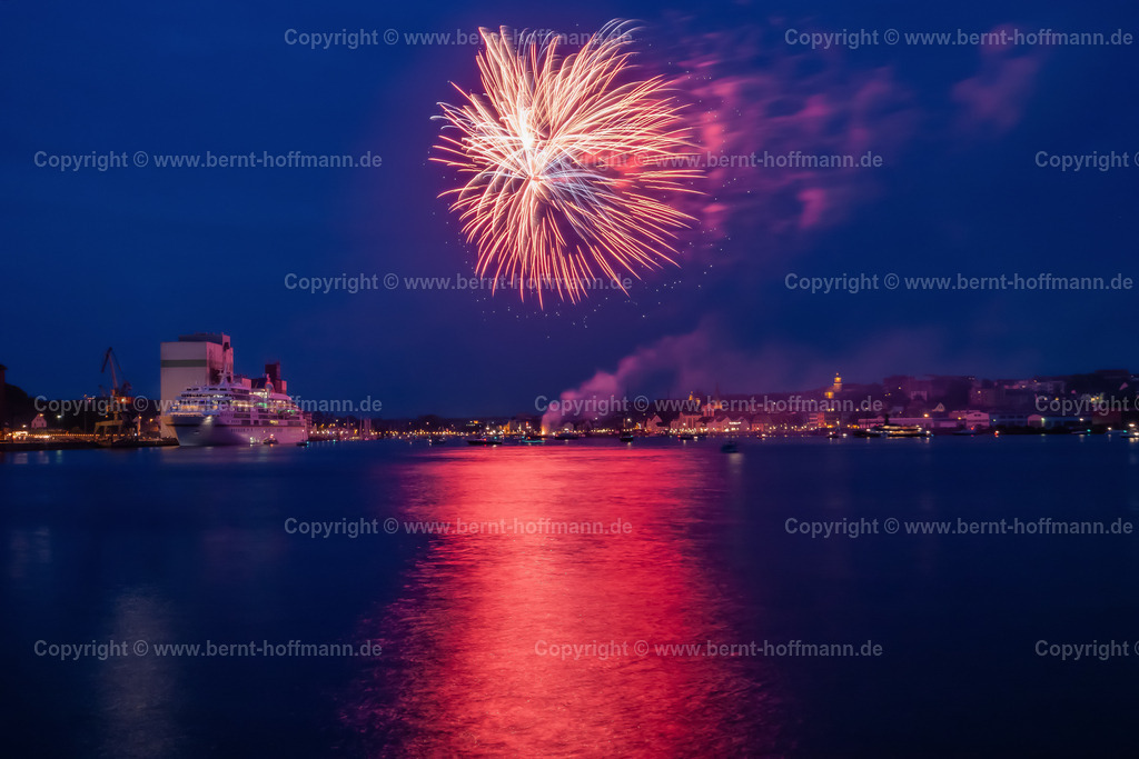 FL-Hafen_Feuerwerk_1457mod_75x50 | FOTOGRAFIE. Feuerwerk über dem Flensburger Hafen. __ Historisches Bild von 2006. Abschiedszeremonie für das Kreuzfahrtschiff " MS EUROPA " zu dessen Erstanlauf in Flensburg. __ Seitenverhältnis = 3 zu 2. - Realisiert mit Pictrs.com
