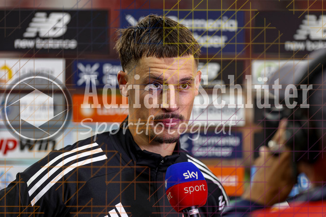 Bayer 04 Leverkusen vs Eintracht Frankfurt - Bundesliga  | Leverkusen, Deutschland, 12.09.25:   Robin Koch (Eintracht Frankfurt) im Interview waehrend des Spiels der Bundesliga zwischen  Bayer 04 Leverkusen vs Eintracht Frankfurt in der BayArena(Foto von Brauer-Fotoagentur / Adrian Schlueter)