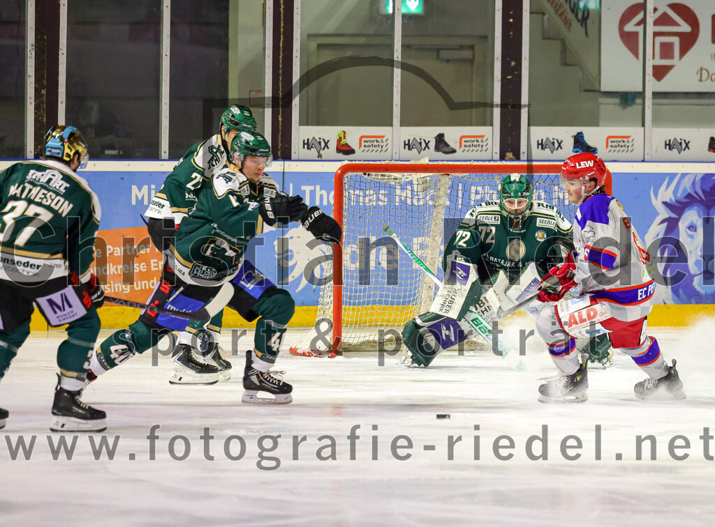 2026-02-15_095_TSV_Erding_gegen_EC_Peiting | Erding, Deutschland, 15.02.2026:Eishockey, Oberliga Süd 2025 / 2026, 47. Spieltag, TSV Erding gegen EC Peiting, Endergebnis: 4:5Thomas Matheson (Erding Gladiators, #37), Dennis Miller (Erding Gladiators, #40), Marcel Tabert (Erding Gladiators, #71), Carson Briere (EC Peiting, #16)Foto: Christian Riedel / fotografie-riedel.net