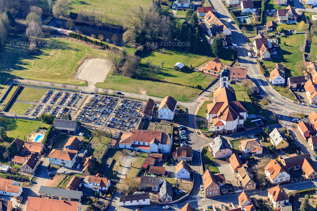 Aerial view: Cemetery Protestant and Église Protestante St. Michael in Mertzwiller in the state Bas-Rhin, France. – Photo: IMG_097479.jpg taken on 03/16/2017 by Werner Riehm/FLY-FOTO.com – Resolution of the original: 5174 x 3449 px
