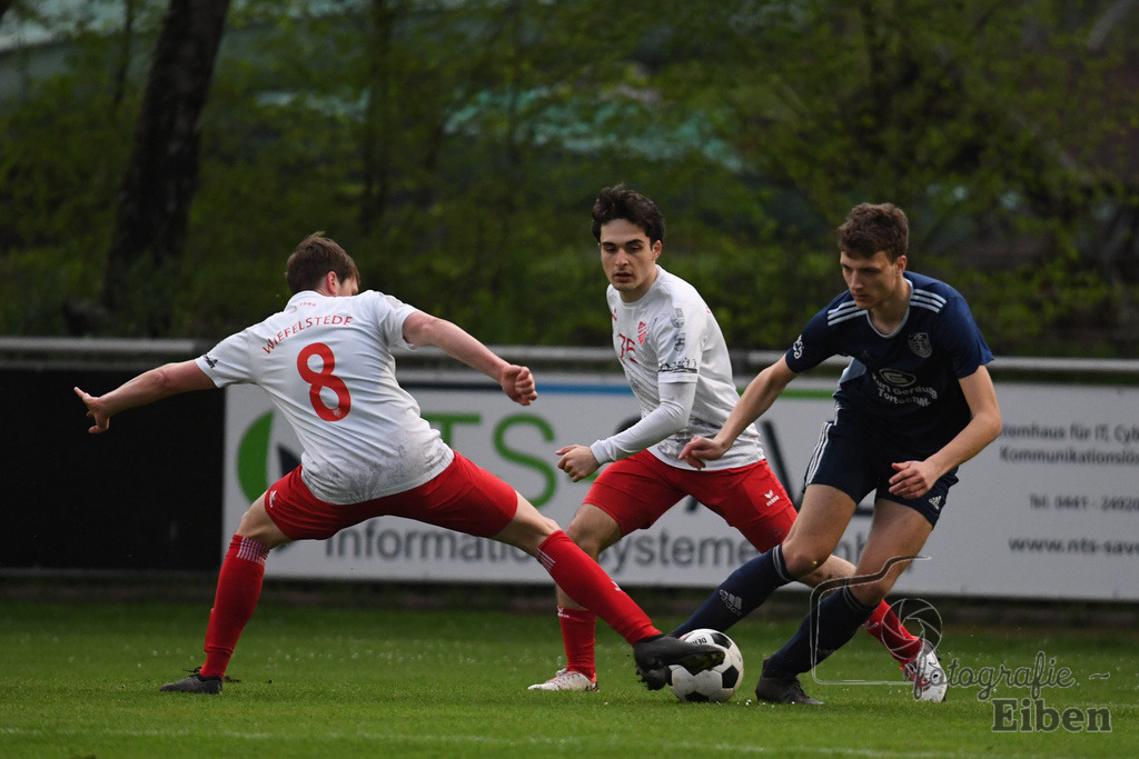 SV Eintracht Wiefelstede-VFL Bad Zwischenahn | Herren Kreisliga; SV Eintracht Wiefelstede (weiß)-VFL Bad Zwischenahn (blau) am 09.04.2024; in Wiefelstede (Sportanlage Am Breeden), Photo: Philip Eiben 2024 - Realisiert mit Pictrs.com
