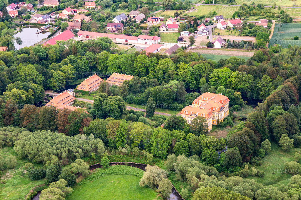 Aerial view: Zamek Radomierzyce in Radomierzyce in the state Lower Silesia, Poland. – Photo: IMG_141672.jpg taken on 05/23/2024 by Werner Riehm/FLY-FOTO.com – Resolution of the original: 5472 x 3648 px