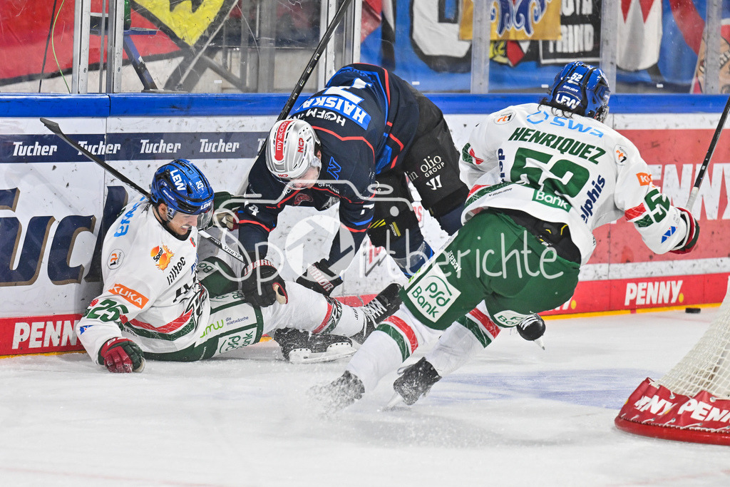 Nürnberg Ice Tigers - Augsburger Panther | v. l. Christian HANKE (Augsburger Panther #25), Cody HAISKANEN (Nürnberg Ice Tigers 74) und Enrico HENRIQUEZ (Augsburger Panther 52) / Zweikampf / DEL: Nürnberg Ice Tigers - Augsburger Panther; PSD Bank Nürnberg ARENA am 12.09.2025