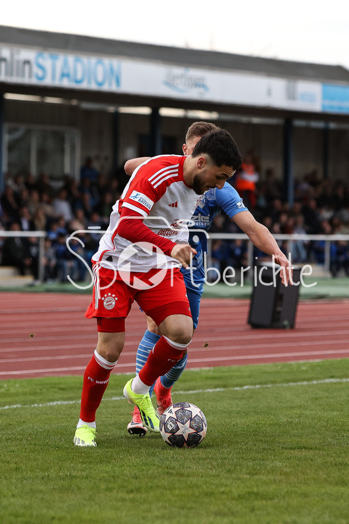 FV Illertissen - FC Bayern Amateure | Dion BERISHA (FCB #11) im Duell mit Nico FUNDEL (FVI #19) / Zweikampf