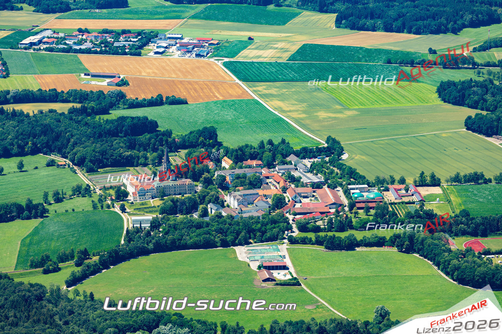 Aktuelles Luftbild von Sankt Ottilien Eresing - Die Luftaufnahme wurde 2022 mittels UL-Flugzeug erstellt ( keine Drohne ) - hochauflösende Kamera-Systeme von  Canon -Beste Qualität - Für grossformatige Ausdrucke geeignet. Die Geschenkidee !