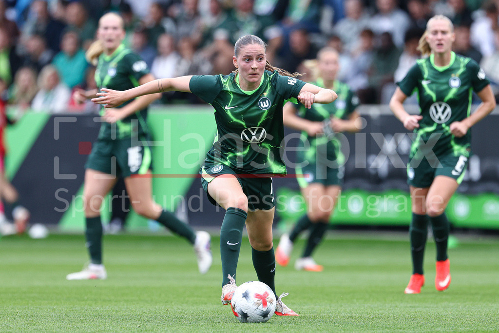 Fussball, UEFA Womens Champions League, VfL Wolfsburg - Inter Mailand | Smilla Vallotto (VfL Wolfsburg, 14) am Ball, Einzelbild, Ganzkörper, Aktion, Action, Spielszene