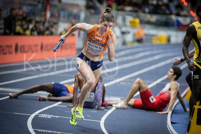 World Athletics Indoor Championships Kujawy Pomorze 26, 21.03.2026 | TORUN, POLAND - MARCH 21:  Myrtle der SCHOOT (NED) during the 4x400m mixed relay of the World Athletics Indoor Championships Kujawy Pomorze 26 on day 2 / session 1 at Kujawsko-Pomorska Arena Torun on March 21, 2026 in Torun, Poland.  In the back some fallen athletes.