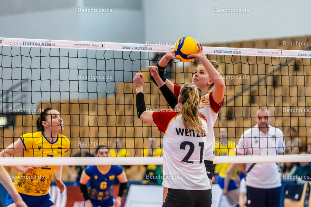 2023-00070883-Freundschaftsspiel-Deutschland-Ukraine | Zuspiel Pia KÄSTNER GER 20.05.2023; Berlin Foto: Gerold Rebsch - www.beachpics.de
