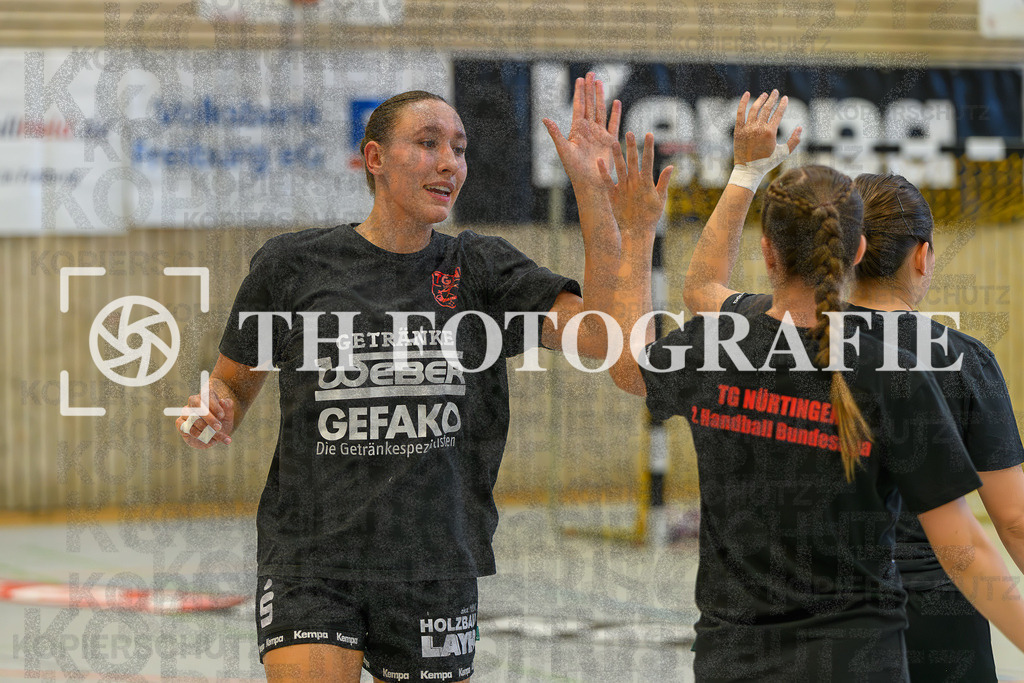 DEU, HSG Freiburg - TG Nuertingen, Handball, 2. Handball-Bundesliga, Saison 2023/2024, 04. Spieltag, Saison 2023/2024, 07.10.2023 | Leonie Dreizler (TG Nuertingen, #23) klatscht ihre Mitspielerin ab.

DEU, HSG Freiburg - TG Nuertingen, Handball, 2. Handball-Bundesliga, Saison 2023/2024, 04. Spieltag, Saison 2023/2024, 07.10.2023

Foto: Eibner-Pressefoto/Thomas Hess