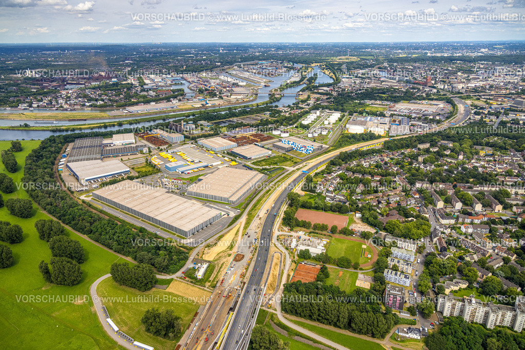 Duisburg240704743-Mitte | Luftbild, Baustelle Autobahn A40 an der Rheinbrücke Neuenkamp, Gewerbegebiet Am Blumenkampshof, hinten der duisport Duisburger Hafen, Alt-Homberg, Duisburg, Ruhrgebiet, Nordrhein-Westfalen, Deutschland