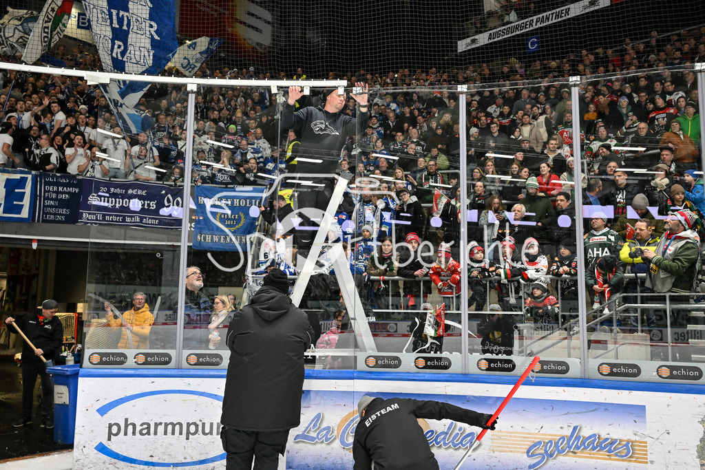 Augsburger Panther - Schwenninger Wild Wings | Nach einem Check von Denis REUL (Augsburger Panther #29) an Sebastian UVIRA (Schwenninger Wild Wings 93) ist die Scheibe zerbrochen / Scherben / Die Eismeister reparieren die defekte Scheibe / Symbolbild / DEL: Augsburger Panther - Schwenninger Wild Wings, Curt Frenzel Stadion am 02.02.2025