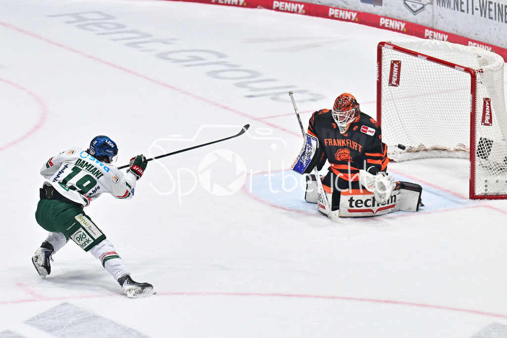Löwen Frankfurt - Augsburger Panther | FRANKFURT, GERMANY - 19. DECEMBER: in dieser Szene trifft Riley DAMIANI (Augsburger Panther 19) zum 0-2 für den AEV / Tor / Torschuetze / Freude / Happy während dem Match zwischen den Löwen Frankfurt und den Augsburger Panthern am 29. Spieltag der Penny DEL in der Eissporthalle Frankfurt