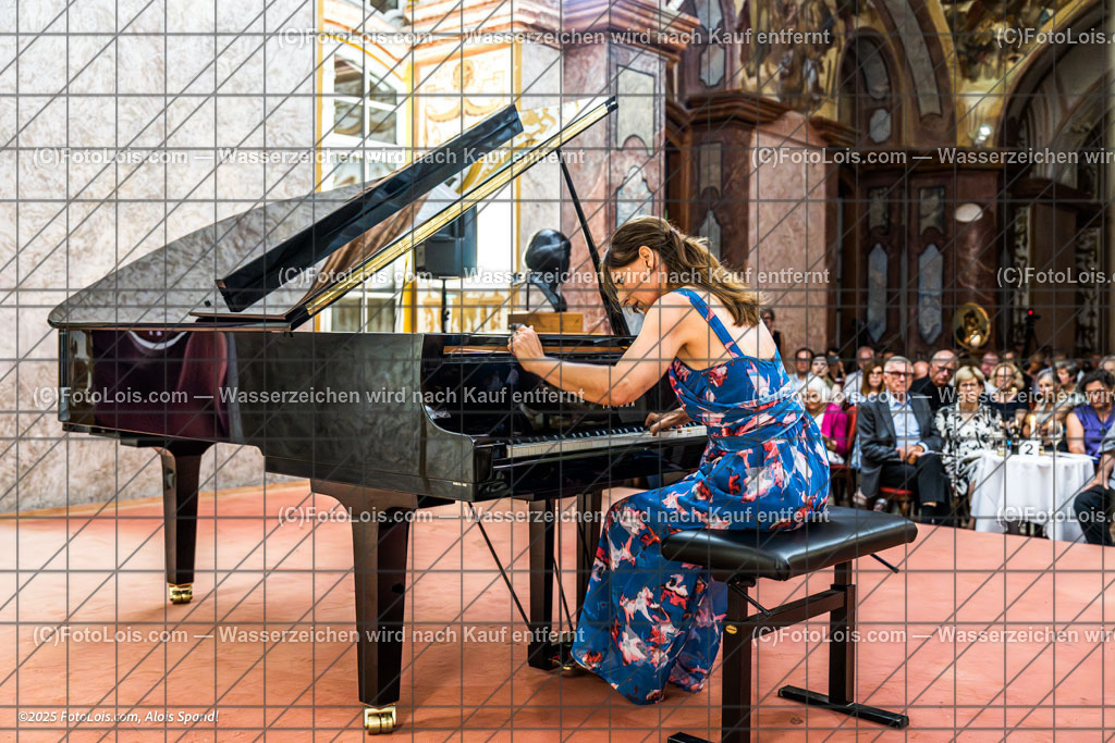 _ALP3985_Nocturno-Konzert_Biermasz Clara | XLI. CHOPIN-Festival - Barockbibliothek, Sa 16. Aug. 2025, 20.00 Uhr, NOCTURNO - nächtliches Konzert bei Kerzenlicht, Frédéric Chopin und die Kämpfer für Frieden, Recht und Freiheit seiner Zeit. SolistInnen des Festivals: Yinqi Wang, Piotr Koscik, Anna Maria Niemiec - Violincello, Manfred Wagner Artzt, Clara Biermasz, Rachel Cheung, Natalia Rehling, Kamila Sacharzewska, Donka Angatscheva, Yves Henry. Moderation: Liliana Niesielska. Werke von Frédérik Chopin, Franz Liszt, Franz Schubert, Robert Schumann, Gabriel Fauré, Elisabeth Wiedner-Zajac (Komponistin) - ihr Werk wurde von Natalia Rehling, der es gewidmet ist, uraufgeführt.                    Im Bild:  Clara Biermasz, Klaviersolistin und Präsidentin der Holländischen Chopingesellschaft, die in Wien lebt.