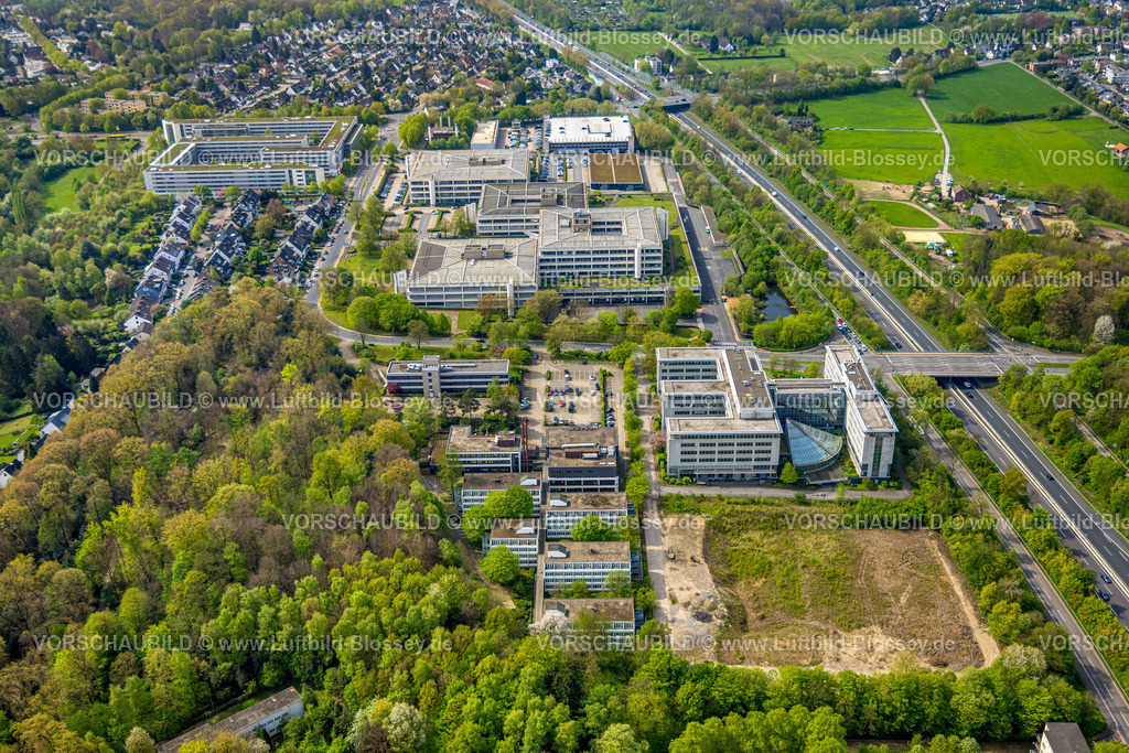 Essen240400805 | Luftbild, Polizeiinspektion Essen-Süd, GALERIA Karstadt Kaufhof GmbH Zentrale, Zentrale Warenannahme Universitätsmedizin Essen, Firmengebäude SNT Deutschland AG Zweigniederlassung Essen, Hotel Bredeney, freie Wiesenfläche, hinten der Büropark Bredeney, Autobahn A52, Schuir, Essen, Ruhrgebiet, Nordrhein-Westfalen, Deutschland
