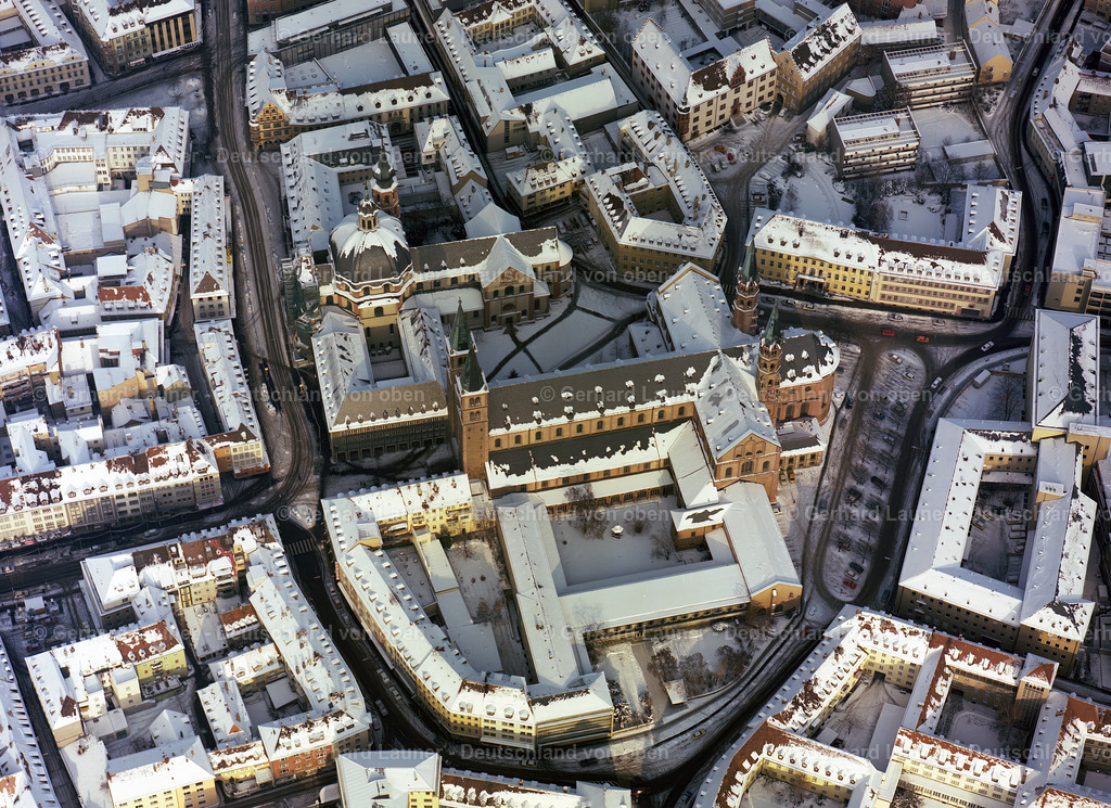 9101032 | St.-Kilians-Dom zu Würzburg oder Dom St. Kilian ist eine römisch-katholische Kirche in Würzburg, die seit 1967 dem Heiligen Kilian geweiht ist. Der Dom ist die Bischofskirche des Bistums Würzburg, Winteraufnahme