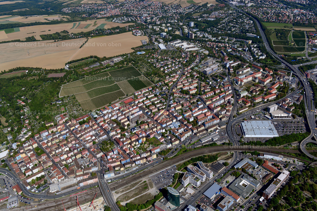 3650172 | GROMBüHL 31.08.2016 Wohngebiet einer Einfamilienhaus- Siedlung am Rande von landwirtschaftlichen Feldern in Grombühl im Bundesland Bayern, Deutschland // Single-family residential area of settlement on the edge of agricultural fields in Grombühl in the state Bavaria, Germany Foto: Gerhard Launer