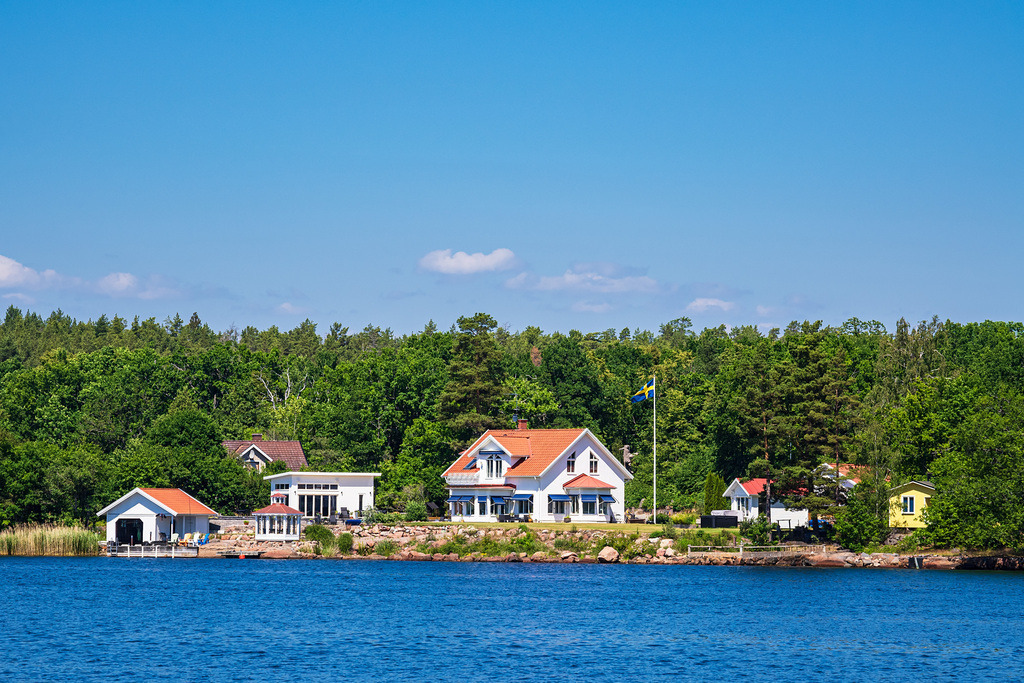 Ostseeküste mit Bäumen und Häusern nahe der Insel Uvö in Schweden | Ostseeküste mit Bäumen und Häusern nahe der Insel Uvö in Schweden.