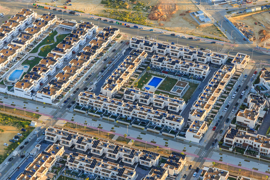 Luftbild: Neubaugebiet an der Jose luis lopez Perez mit Arquitecto Técnico - Roberto Roldán in Dos Hermanas im Bundesland Sevilla in Spanien. Foto: IMG_145671.jpg vom 22.04.2025 durch Werner Riehm/FLY-FOTO.deWWW.PROJECTMANAGER360.WEEBLY.COM