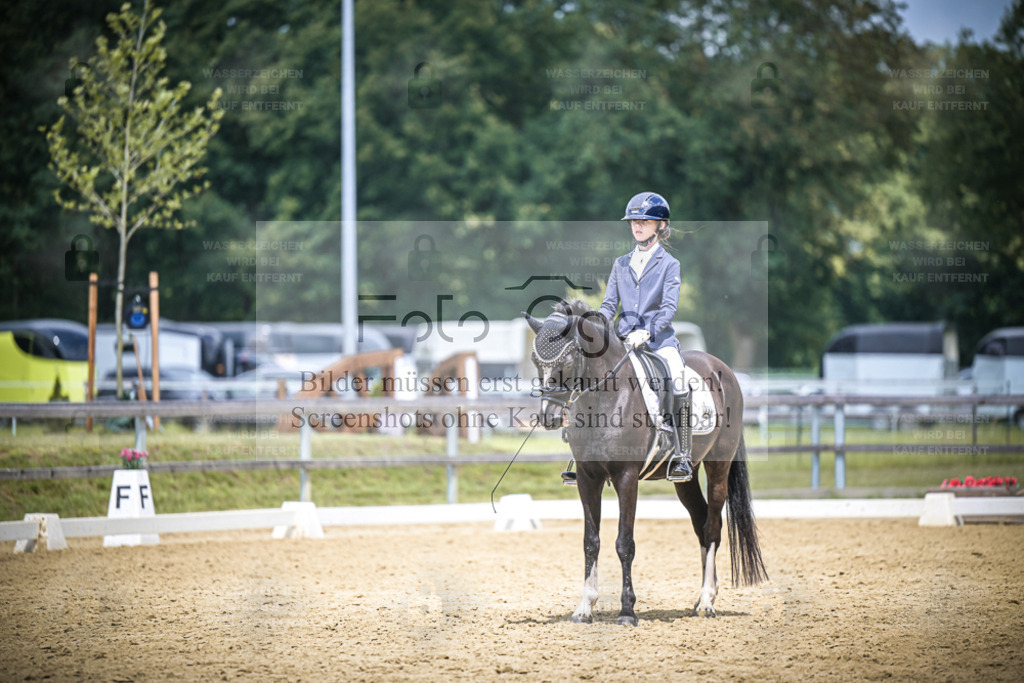 DOS_7994 | Entdecke hochwertige Reitturnierfotos von Foto Oger. Professionell, emotional und authentisch – jetzt Lieblingsmomente im Shop bestellen. - Realisiert mit Pictrs.com
