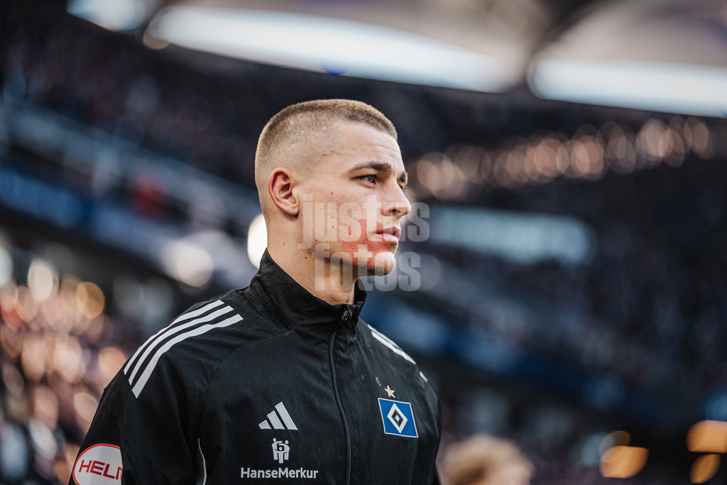 Fußball | Männer | Saison 2025/2026 | 1. Fußball-Bundesliga | 22. Spieltag | Hamburger SV vs. 1. FC Union Berlin | 14.02.2026 | Miro Muheim (#28, HSV) läuft in das Stadion ein
