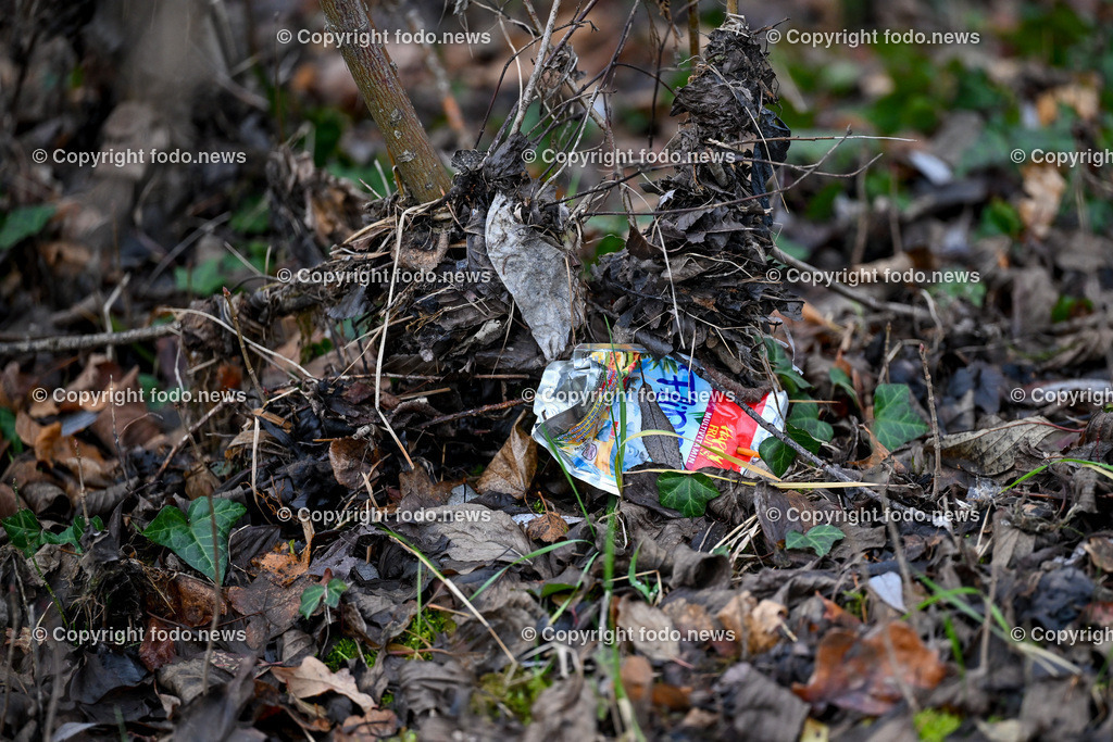 Muell_ Mist_ 11.12.2024-5 | 11.12.2024, Linz, AUT, Muell, Mist, im Bild Unachtsam weggeworfener Muell im Wald, Augebiet, Abfall, Gift, Straeucher, Gebuesch, Weg, Plastik, Plastikmuell