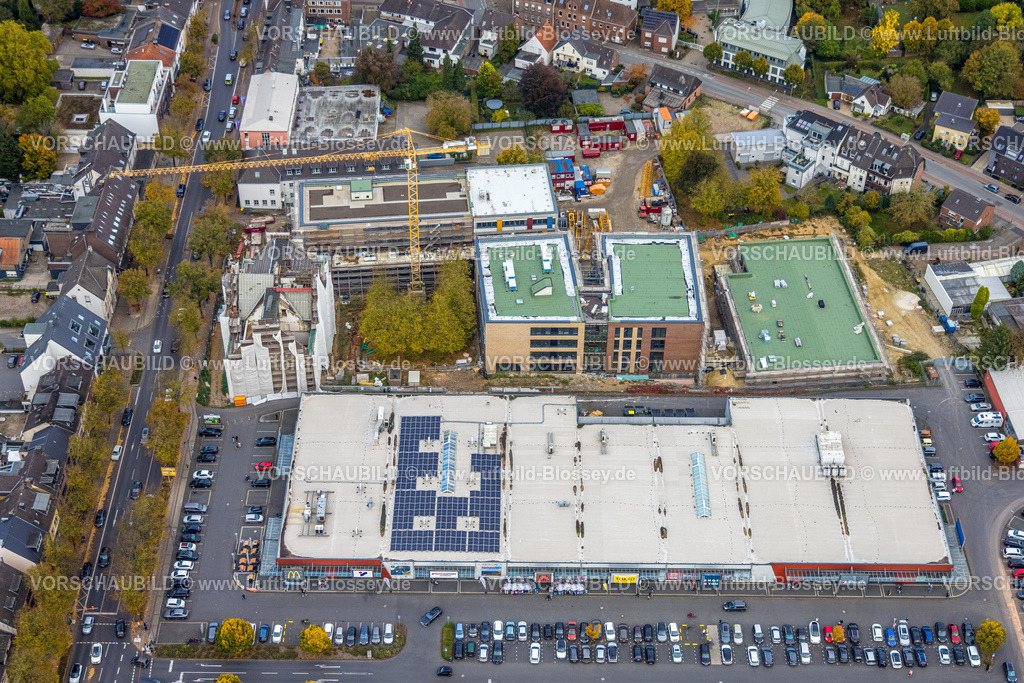 Kleve251005857 | Luftbild, Baustelle mit Neubau Joseph-Beuys-Gymnasium, Einkaufszentrum mit Supermarkt, Dienstleistungen an der Hoffmannallee, Parkplätze, Kleve, Niederrhein, Nordrhein-Westfalen, Deutschland
