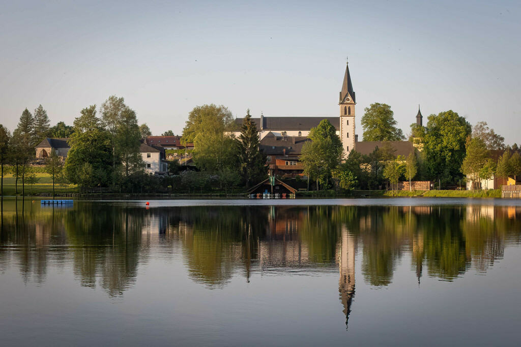 Nageler See | Blick vom Nageler See Richtung Kirche - Realisiert mit Pictrs.com