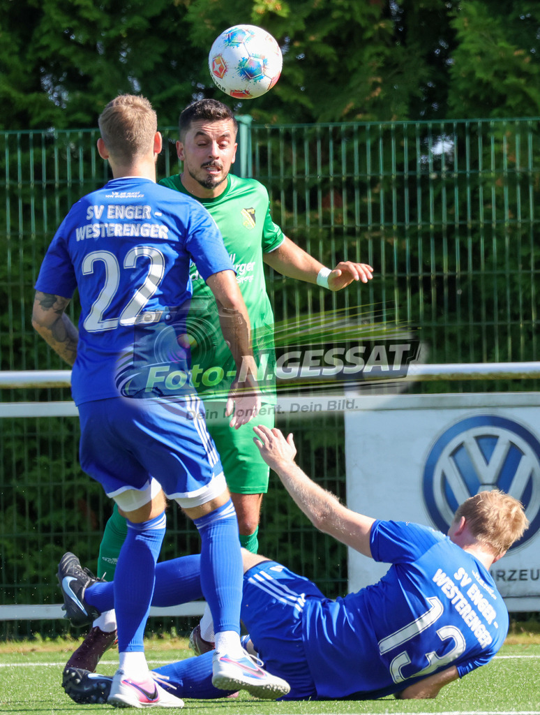 SC Enger - SV Enger-Westerenger | Auf dem Bild zu sehen: grün SC Enger: Harun Saglam ; blau SV Enger-Westerenger v.l.: Jan Sennholz, Henrik Jablonowski, SC Enger, SV Enger-Westerenger, Saison 26/27, Kreisliga A, Enger, Deutschland - Realisiert mit Pictrs.com