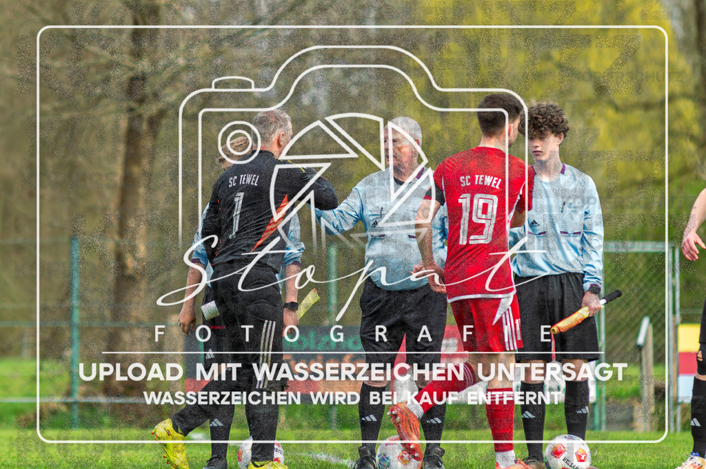 FGFSSCT-1032 | Michel Bruckner (SC Tewel #01) und Siegfried Barz (Schiedsrichter) beim Herren Kreisliga HK Spiel zwischen FG Fulde-Stellichte und SC Tewel im Lehrdestadion, Stellichte (Simon Paul Stopat) - Realisiert mit Pictrs.com