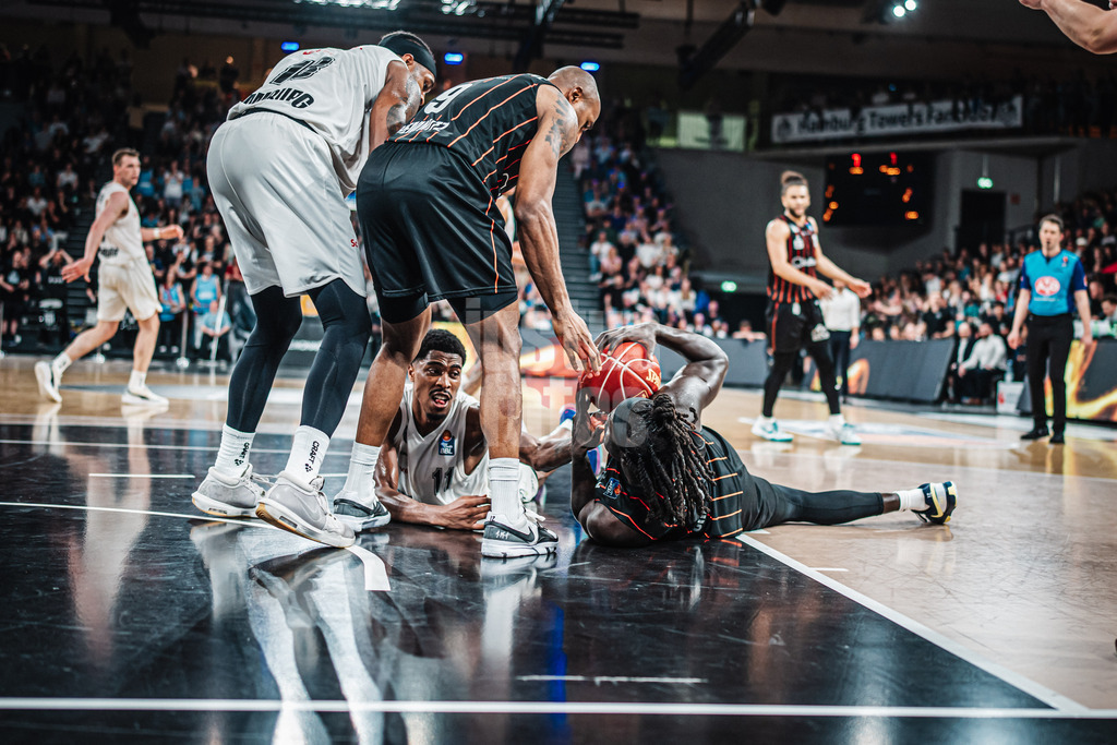 Basketball | Männer | Saison 2023/2024 | easyCredit Basketball Bundesliga | 32. Spieltag | Veolia Towers Hamburg vs. NINERS Chemnitz | 04.05.2024 | Duell am Boden zwischen William Christmas (#11, Veolia Towers Hamburg) und Aher Uguak (#1, NINERS Chemnitz)