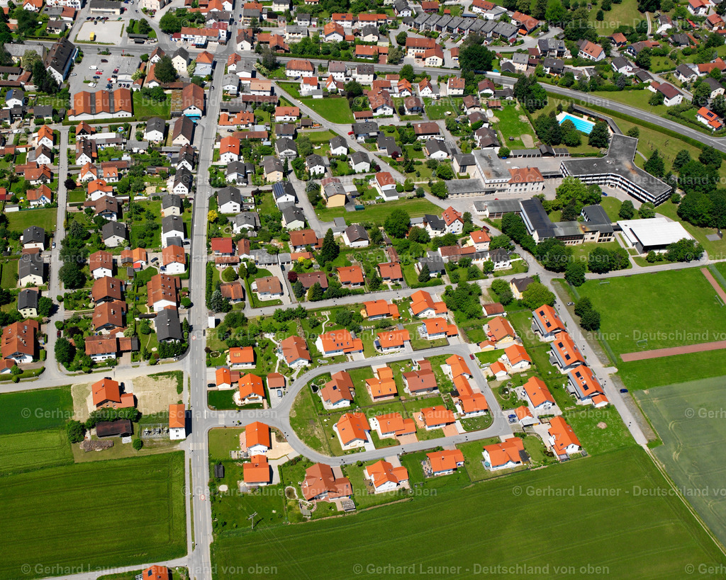 2600424 | MARKTL 09.06.2006 Wohngebiet einer Einfamilienhaus- Siedlung an der Frühlingstraße in Marktl im Bundesland Bayern, Deutschland. // Single-family residential area of settlement on street Fruehlingstrasse in Marktl in the state Bavaria, Germany. Foto: Gerhard Launer