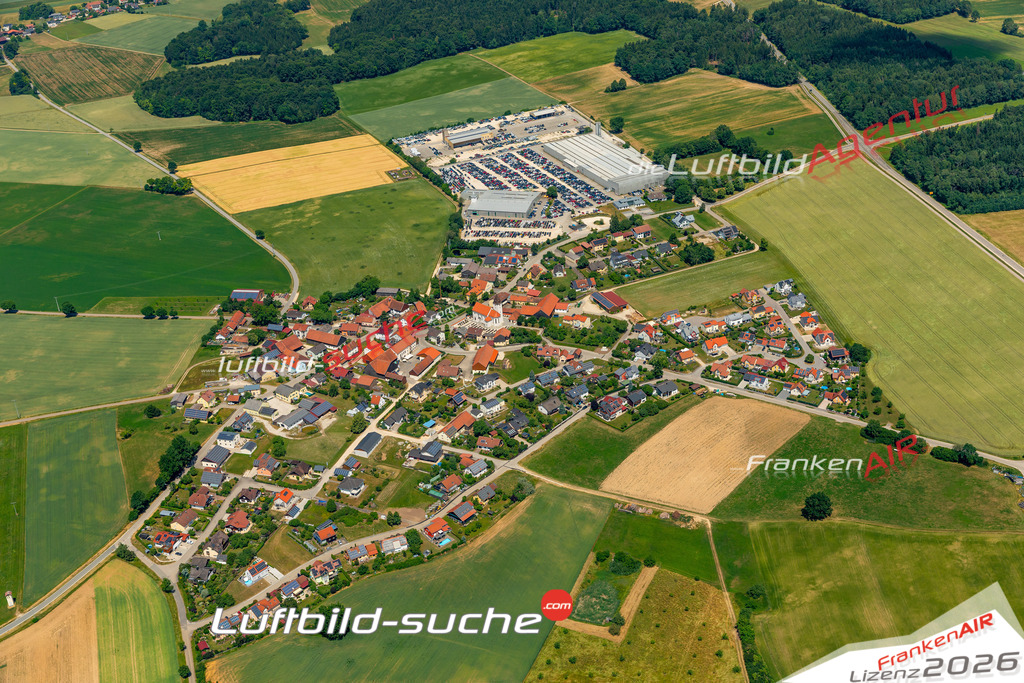 Das Luftbild zeigt : Neukirchen Hemau - Die Luftaufnahme wurde 2023 vom UL-Flugzeug aus erstellt ( keine Drohne ) - Hochauflösende Luftaufnahme - Für grossformatige Ausdrucke geeignet. Die Geschenkidee !Mit Lizenz und Bildrechte bestellbar