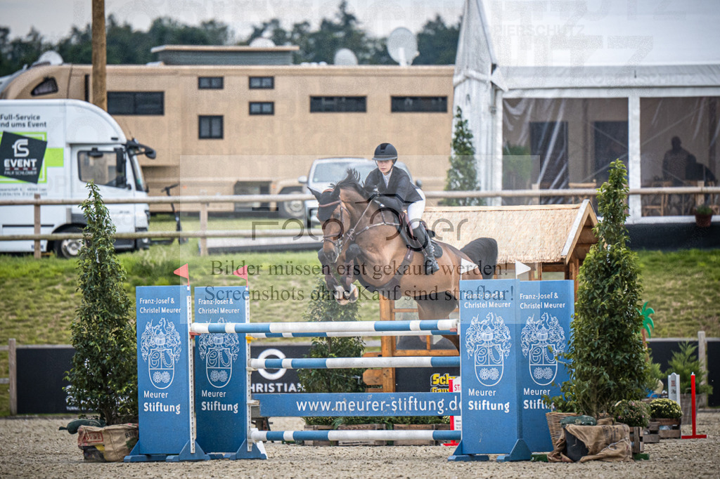 DOS_8275 | Entdecke hochwertige Reitturnierfotos von Foto Oger. Professionell, emotional und authentisch – jetzt Lieblingsmomente im Shop bestellen.Deutschlandweite Turnierfotografie. - Realisiert mit Pictrs.com